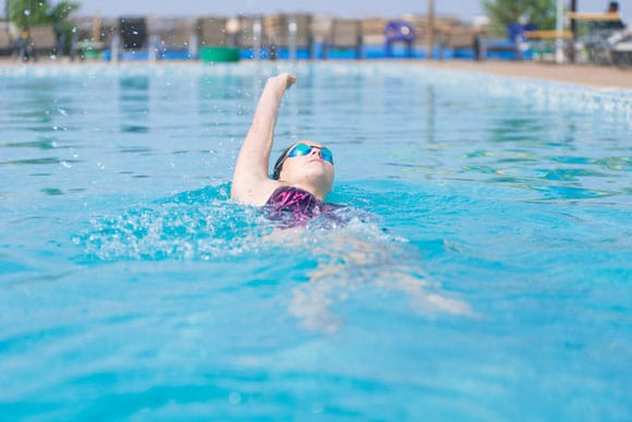 aprender todo sobre los beneficios de nadar de espalda 